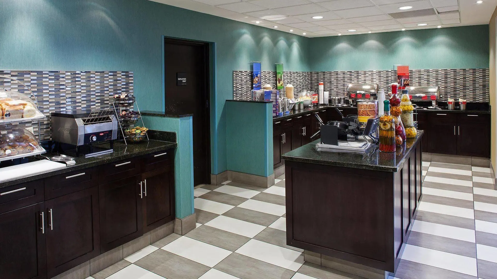 Hampton Inn & Suites By Hilton Toronto Airport Mississauga Hotel
